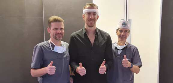 Auf der Bühne 1 Jahr nach der Haartransplantation